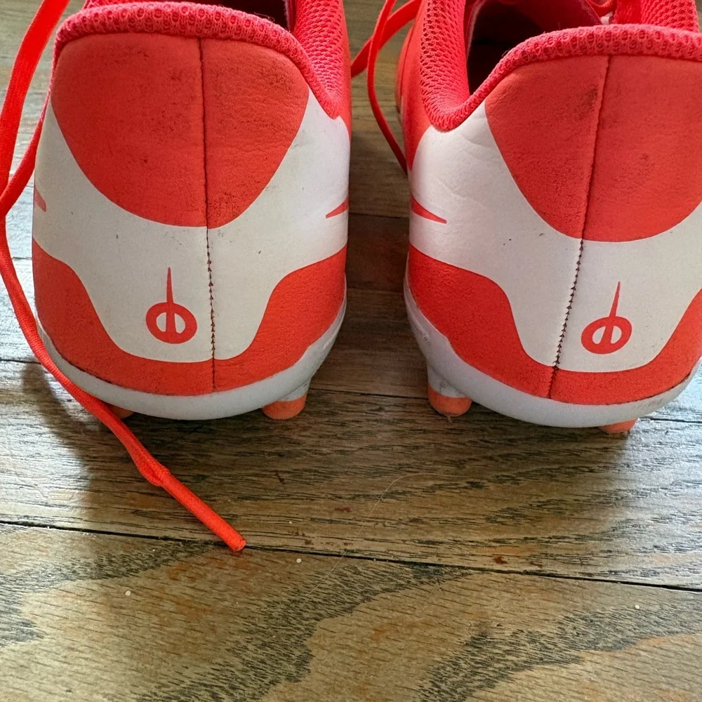 Nike Kids Red Soccer Cleats with White Swoosh - Picture 4 of 7